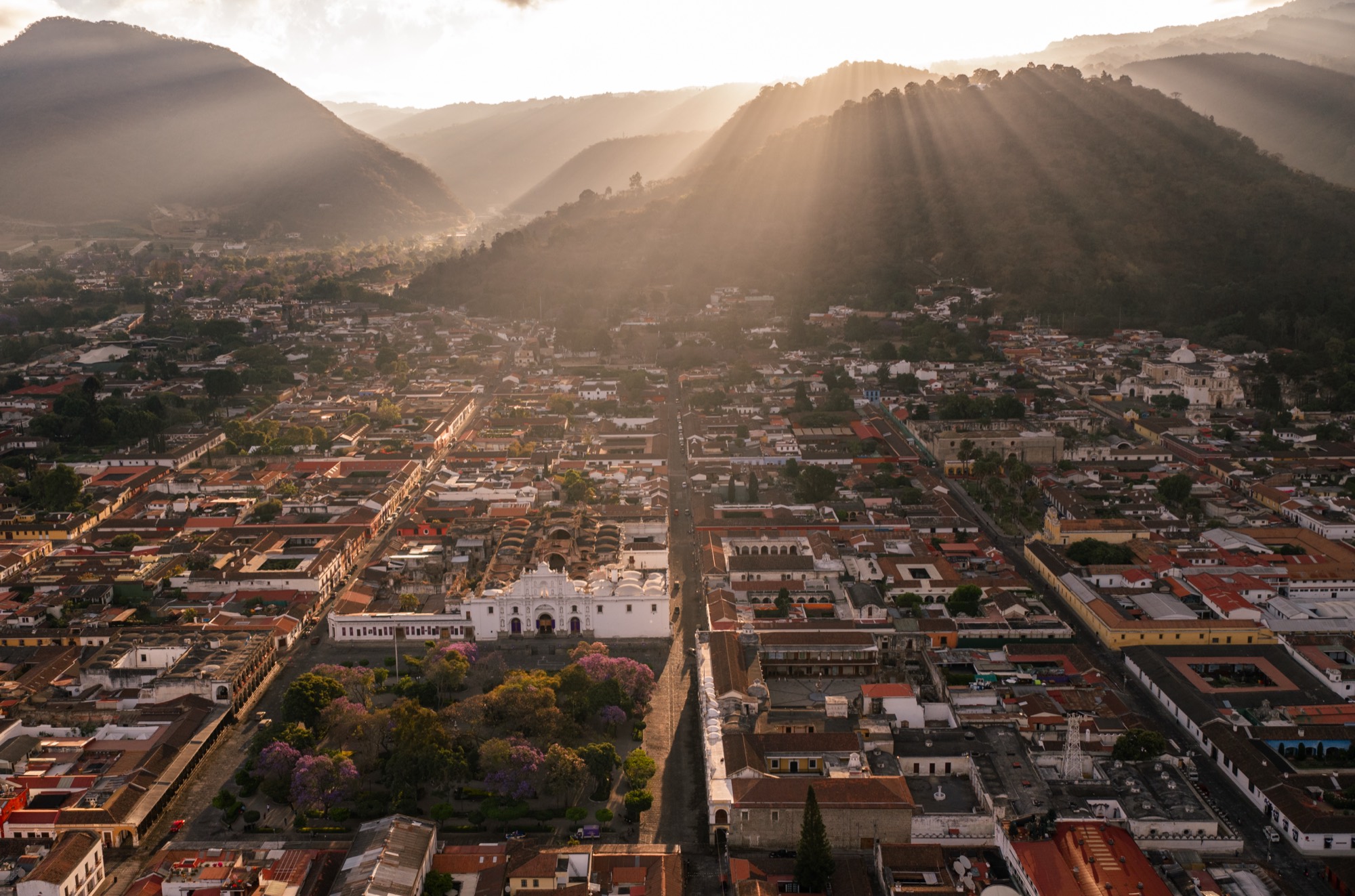 Antigua Guatemala bei Sonnenaufgang, umgeben von Bergen
