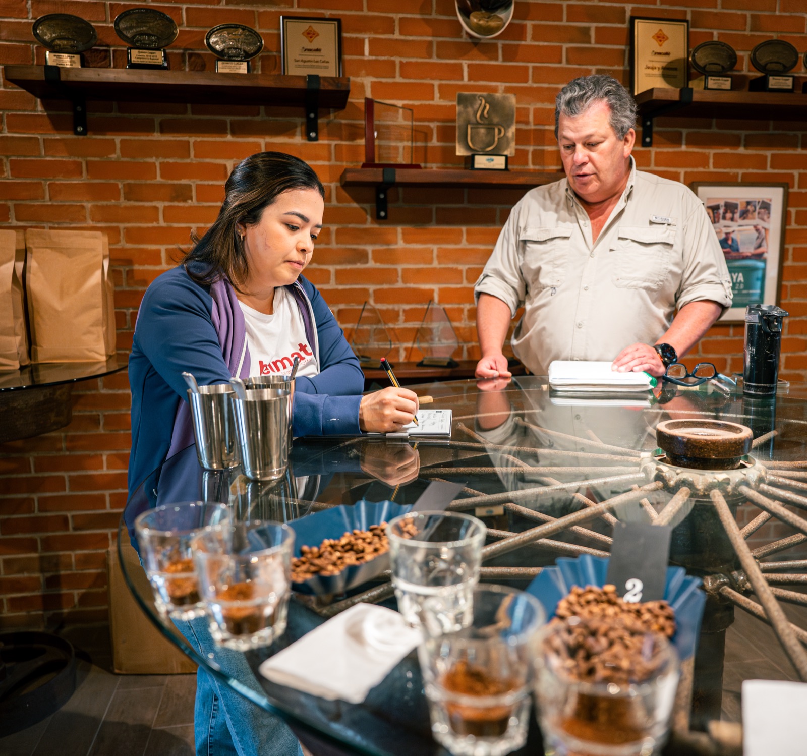 Alejandra von Heimat Origins im Gespräch am Cuppingtisch in Antigua