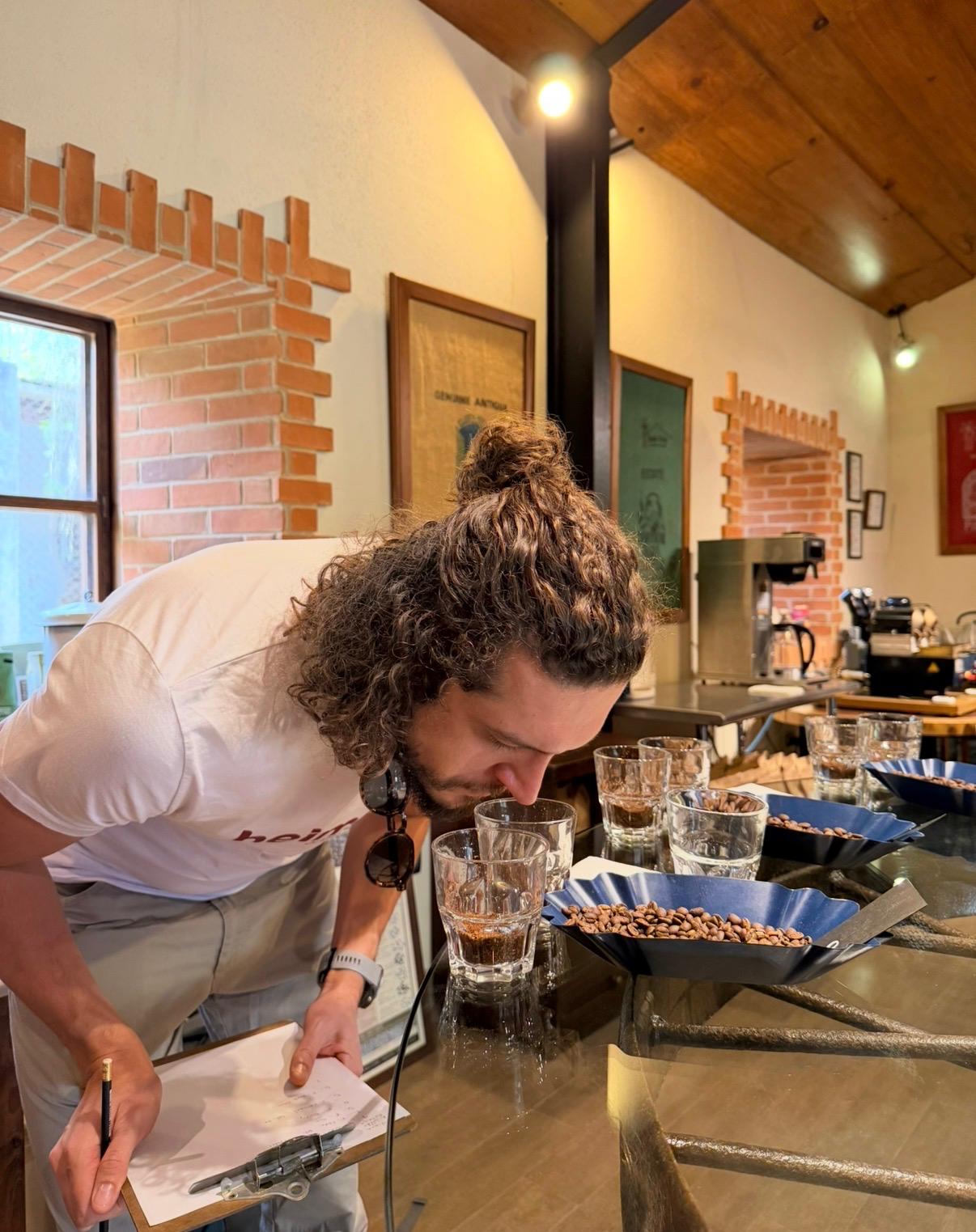 Beim Riechen am Cupping-Glas