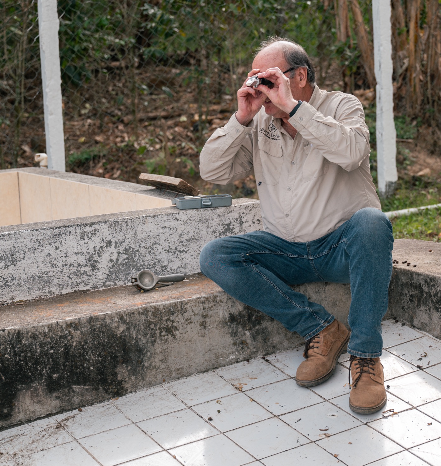 Messung mit dem Refraktometer auf der Finca