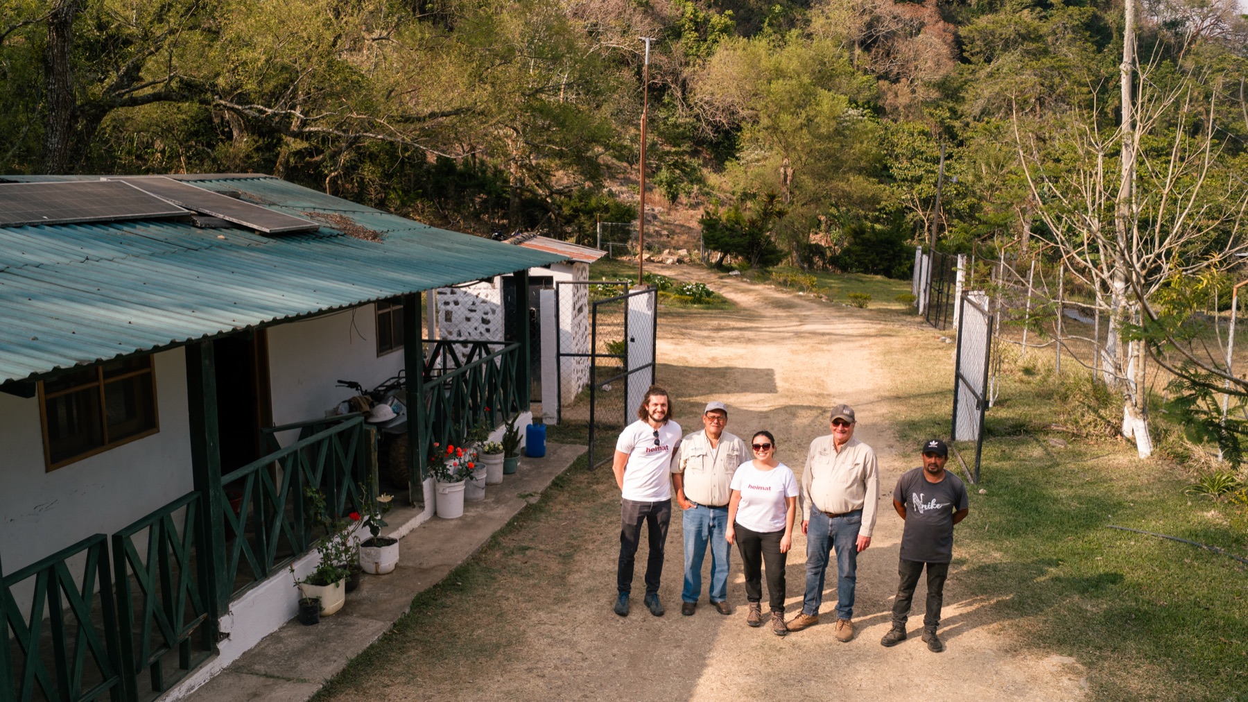Das Heimat Origins Team gemeinsam mit dem Team der Finca vor dem Haus