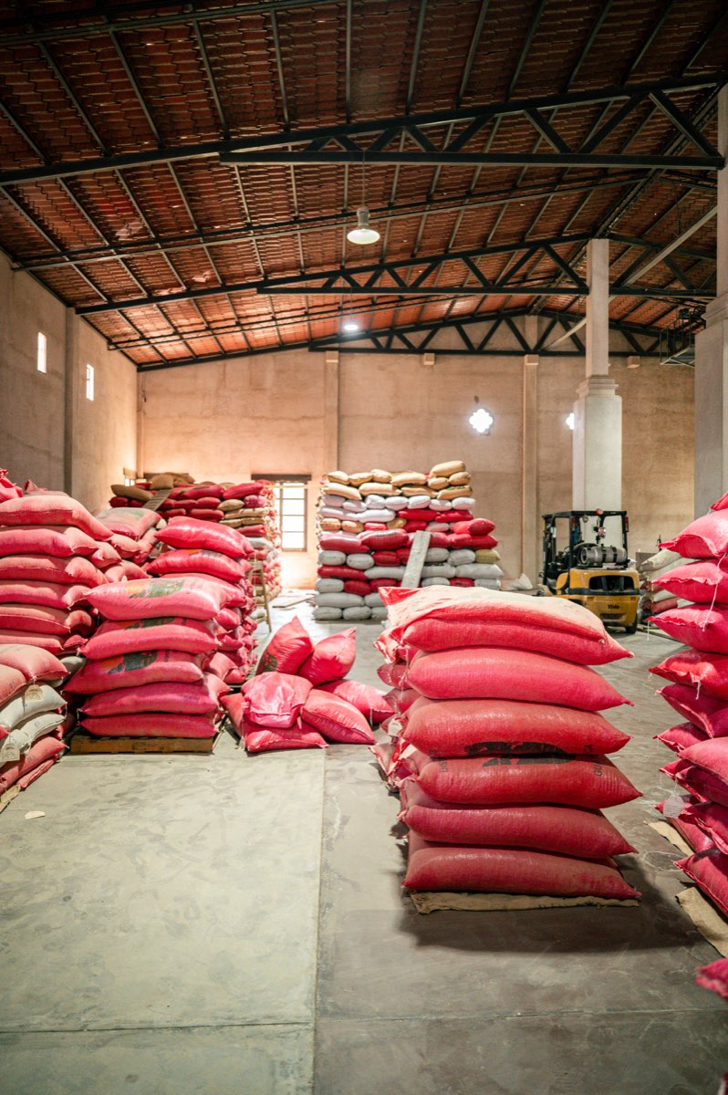 Exportlager mit roten Kaffeesäcken